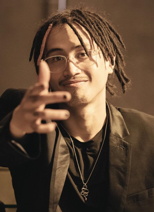 Theo Phụ Nữ Pháp Luật, mẹ của Robber ban đầu không ủng hộ đam mê của nam rapper. “Thứ nhất vì mẹ nghĩ sẽ không có tương lai, thứ hai là cơm áo gạo tiền, thứ ba là mẹ không muốn người ta nhìn vào chỉ thấy con mình hát hò, vui chơi mà không có thành tựu gì trong tay”, Robber chia sẻ. Ảnh: FB Robber.