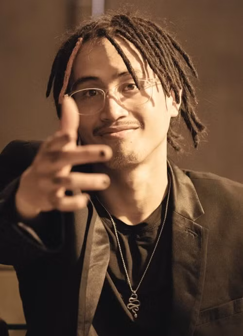 Theo Phụ Nữ Pháp Luật, mẹ của Robber ban đầu không ủng hộ đam mê của nam rapper. “Thứ nhất vì mẹ nghĩ sẽ không có tương lai, thứ hai là cơm áo gạo tiền, thứ ba là mẹ không muốn người ta nhìn vào chỉ thấy con mình hát hò, vui chơi mà không có thành tựu gì trong tay”, Robber chia sẻ. Ảnh: FB Robber.