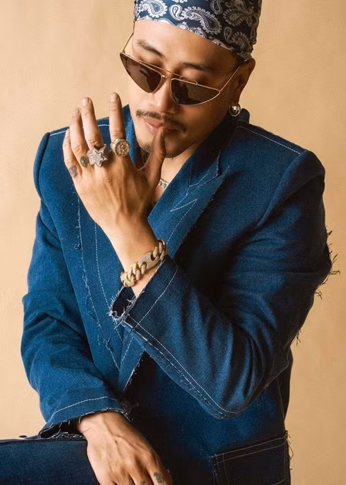 Robber đang là thủ lĩnh của nhóm Hustlang, sở hữu nhiều bản hit đình đám như: Grown up, Pull up, Forrest Gump, Đơn côi, Trên chuyến bay, Có nhiều đêm anh buồn. Ảnh: FB Robber.