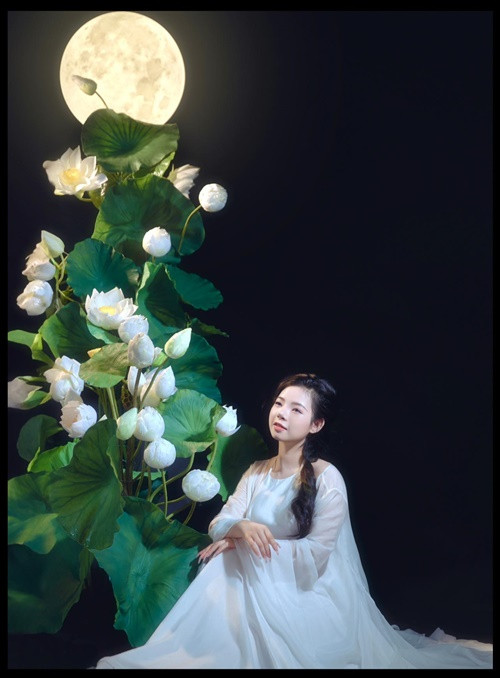 Thái Phương có vẻ ngoài nữ tính, dịu dàng giống mẹ. Ảnh: FB Hoàng Thái Phương.