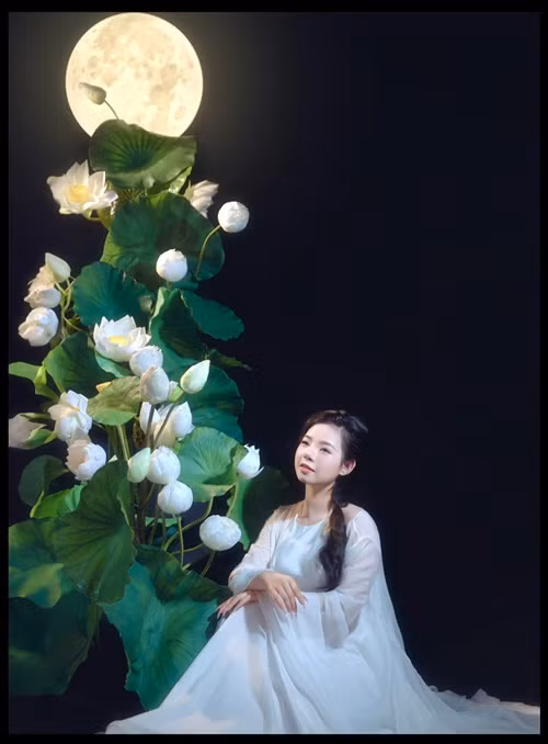 Thái Phương có vẻ ngoài nữ tính, dịu dàng giống mẹ. Ảnh: FB Hoàng Thái Phương.