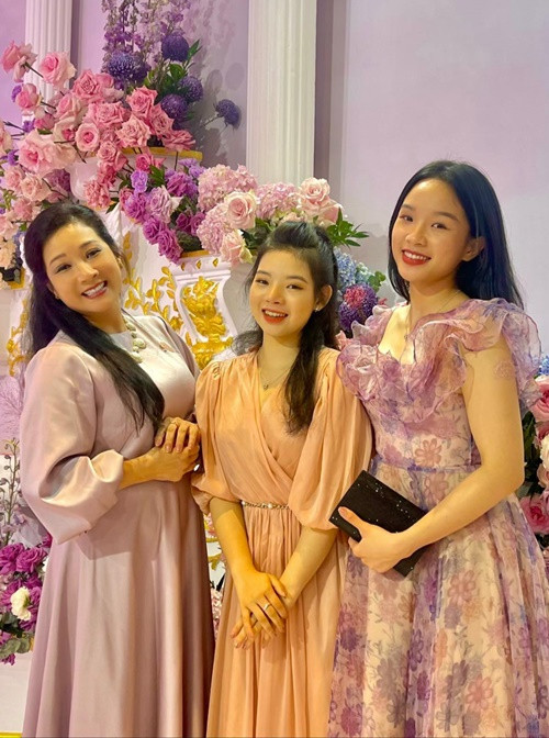 Theo Znews, Tú Linh từng du học ngành kinh tế. Ảnh: FB Hoàng Thái Phương.