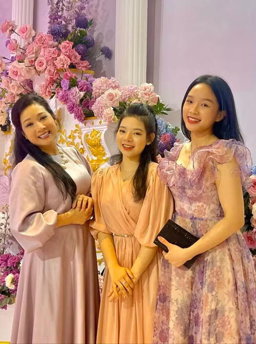 Theo Znews, Tú Linh từng du học ngành kinh tế. Ảnh: FB Hoàng Thái Phương.