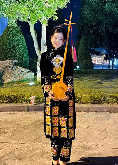 Hoàng Thái Phương có năng khiếu nghệ thuật từ nhỏ. Từ năm sáu tuổi, cô được học ca trù. Năm 2016, ca sĩ Hoàng Thái Phương giành giải nhất Liên hoan ca trù Hà Nội. Ảnh: FB Hoàng Thái Phương.