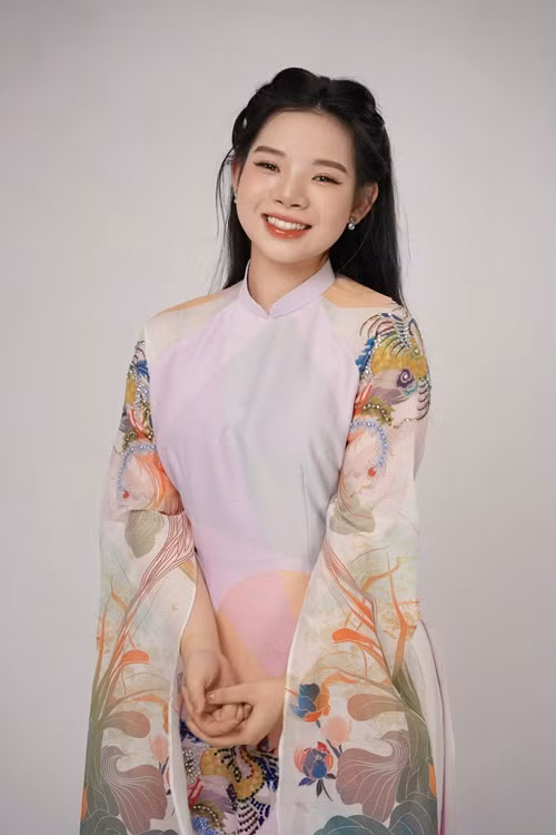 Hoàng Thái Phương còn biết hát xẩm, cải lương, nhạc dân gian và chơi được đàn bầu. Ảnh: Dân Việt.