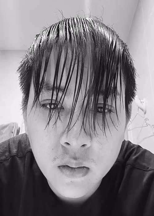 Không ít lần nam ca sĩ khiến fan hốt hoảng vì ngoại hình xuống cấp. Ảnh: Người Lao Động.