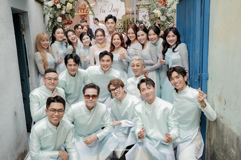 Dàn phù dâu cho đám hỏi diễn viên Phương Lan gồm: Ninh Dương Lan Ngọc, Khánh Linh, Misthy, Thuỳ Anh, Hà Kiều Trang, Ngọc Phước, Ngọc Trân, Uyển Ân và Khả Như. Dàn phù rể gồm: ST Sơn Thạch, Tâm Nguyễn, Huỳnh Phương, Minh Dự, Thuận Nguyễn, Minh Xù, BB Trần, Hải Triều, DB Nguyễn. Ảnh: NVCC.
