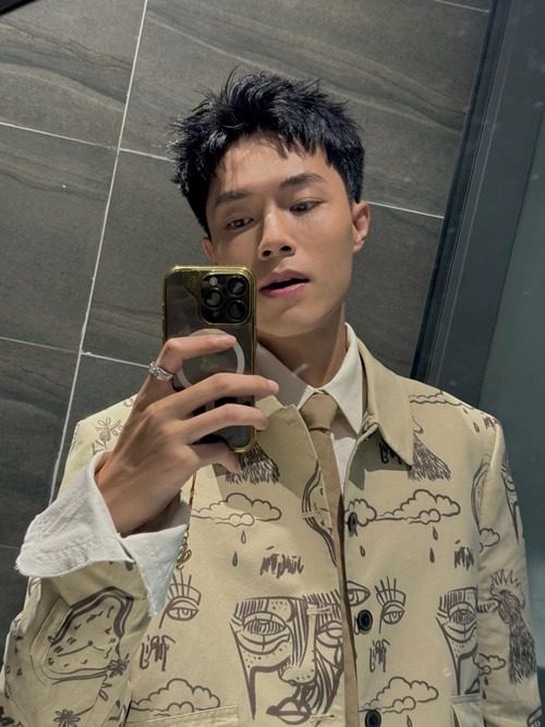 Sau tuyên bố chia tay của Phương Lan, Phan Đạt viết ẩn ý: "Đừng buồn cô ấy, người đứng sau ép buộc cô ấy thành con dao để cứa tôi mới có tội. Nếu dao cứng thì tôi bị thương, còn nếu tôi cứng thì con dao mẻ… Nên đổ lỗi cho người đứng sau “ép buộc” và giật dây cô ấy”. Ảnh: FB Phan Đạt.