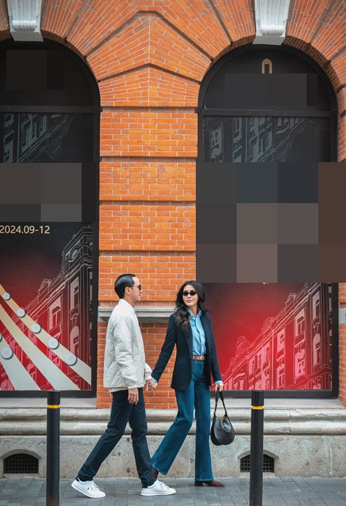 Vợ chồng Tăng Thanh Hà có nhiều khoảnh khắc tình tứ trên phố. Ảnh: Instagram Tăng Thanh Hà.