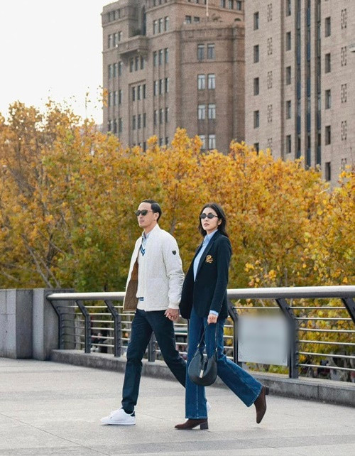 "Bạn chụp ảnh cứ đưa máy lên là người mẫu nam mặt đóng băng lại các bác ạ! Cảm ơn ấy nha", Hà Tăng chia sẻ. Ảnh: Instagram Tăng Thanh Hà.