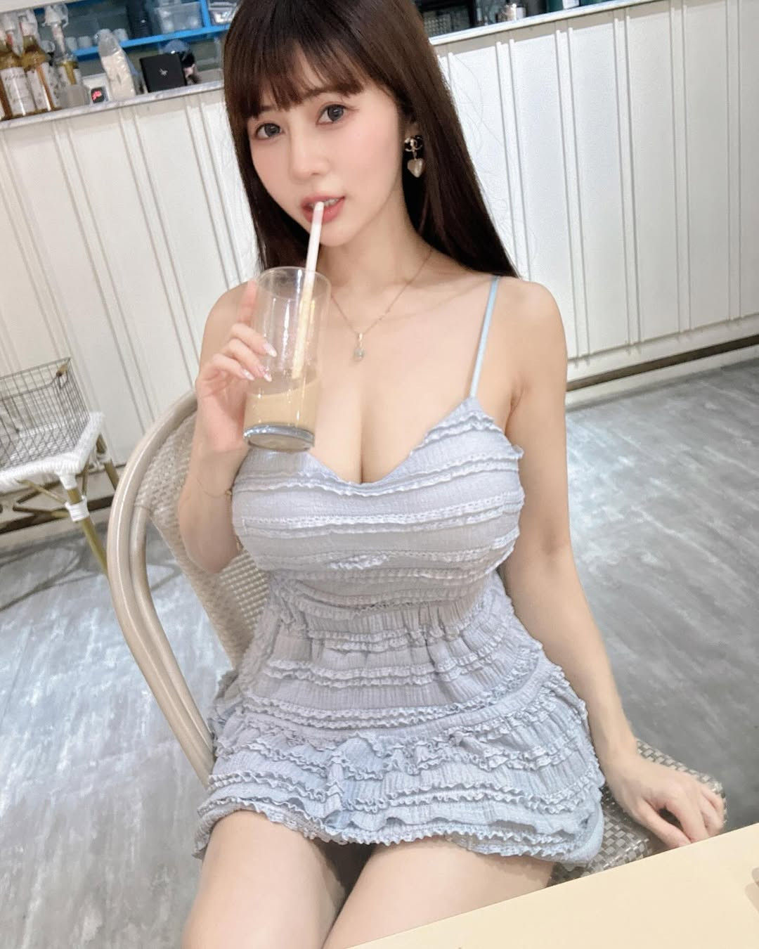 Váy áo ngắn cũn cỡn, trễ nải là trang phục yêu thích của hot girl Đài Loan.