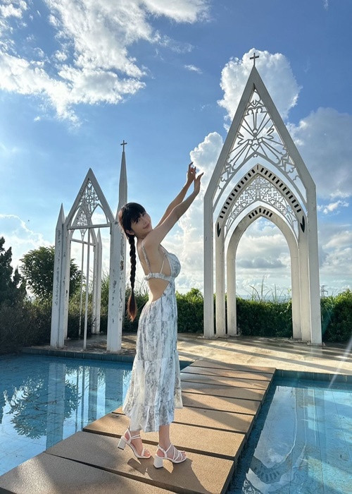 An Hi khoe lưng trần, vòng một gợi cảm trong một chuyến du lịch.