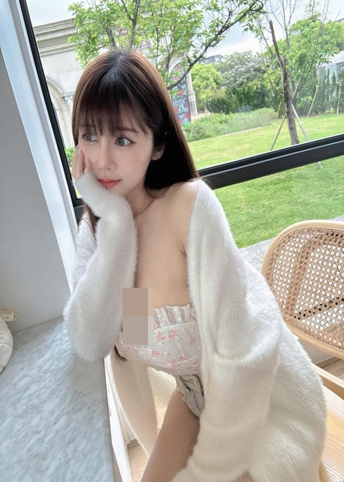 Sở hữu vòng một "khủng", ăn mặc táo bạo, An Hi xứng đáng là một trong những hot girl Đài Loan gợi cảm nhất.