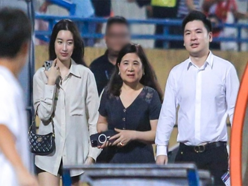 Đỗ Mỹ Linh thân thiết với mẹ chồng. Ảnh: Gia Đình Xã Hội.