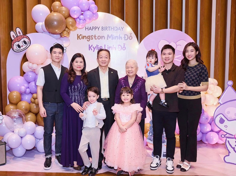 Trên trang cá nhân, Đỗ Quang Vinh vừa đăng tải loạt ảnh tiệc sinh nhật của hai con. Bữa tiệc có sự tham gia của vợ chồng Hoa hậu Đỗ Mỹ Linh - Đỗ Vinh Quang cùng con gái Tuệ An. Ảnh: FB Đỗ Quang Vinh.