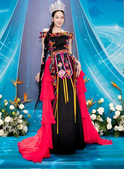 Hoa hậu Quốc tế 2024 Thanh Thuỷ trở thành tâm điểm khi tham dự thảm đỏ chung kết Hoa hậu Quốc gia Việt Nam 2024 vào tối ngày 28/12. Ảnh: Fanpage Hoa hậu Quốc gia Việt Nam 2024.