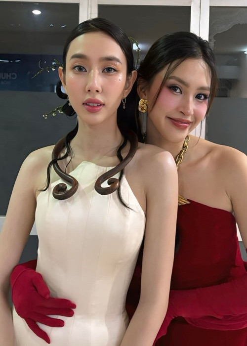 Ở hậu trường chung kết, Thuỳ Tiên thân thiết với Tiểu Vy. Ảnh: FB Thuỳ Tiên.