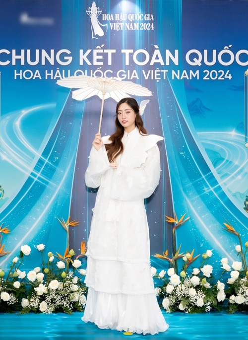 Lương Thuỳ Linh diện váy trắng, cầm ô trên thảm đỏ chung kết Hoa hậu Quốc gia Việt Nam 2024. Ảnh: Fanpage Hoa hậu Quốc gia Việt Nam 2024.