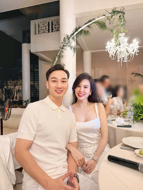 Ngọc Hương viết: "Gửi hai anh heo ở nhà còn ba mẹ đi tránh rét. Xúng xính đón đưa ngỡ như quay về thủa mới yêu khi em mới 23 còn anh 32. Đồ ăn ngon, thời tiết đẹp, chốn đến lãng mạn bên anh người yêu nghìn tỷ theo lời đồn, như trên phim thế này". Ảnh: FB Ngọc Hương.