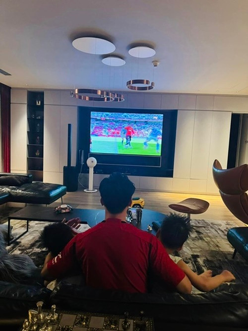 Thành Trung thường xuyên đưa các con đến sân bóng đá để xem những trận đấu của mình hay chương trình anh làm MC. Ảnh: FB Thành Trung.