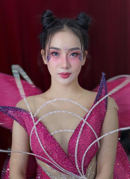 Nữ biên đạo sinh năm 1990 vốn đam mê nhảy nhưng vì tập luyện rất nhiều cô bị chấn thương lưng, được bác sĩ khuyên nên bỏ nghề vũ công. Ảnh: FB Phạm Lịch.