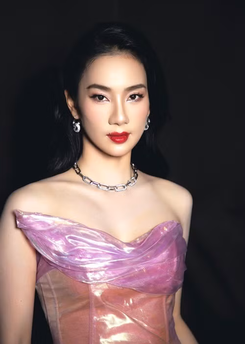 Ngoài nhảy, Phạm Lịch còn có khả năng ca hát. Ảnh: FB Phạm Lịch.