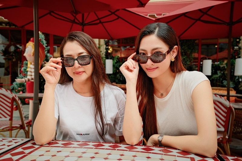 Bà Nguyễn Thị Hương - mẹ của Lương Thùy Linh cũng giỏi giang khi là Giám đốc Kho bạc Nhà nước tỉnh Cao Bằng. Ảnh: FB Lương Thùy Linh.