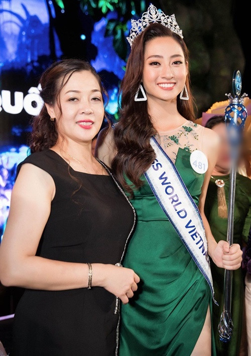 Lương Thùy Linh thừa nhận, cô chưa từng nghĩ mẹ là người bạn thân mà cô có thể dựa vào khi gặp khó khăn. Ảnh: Dân Việt.