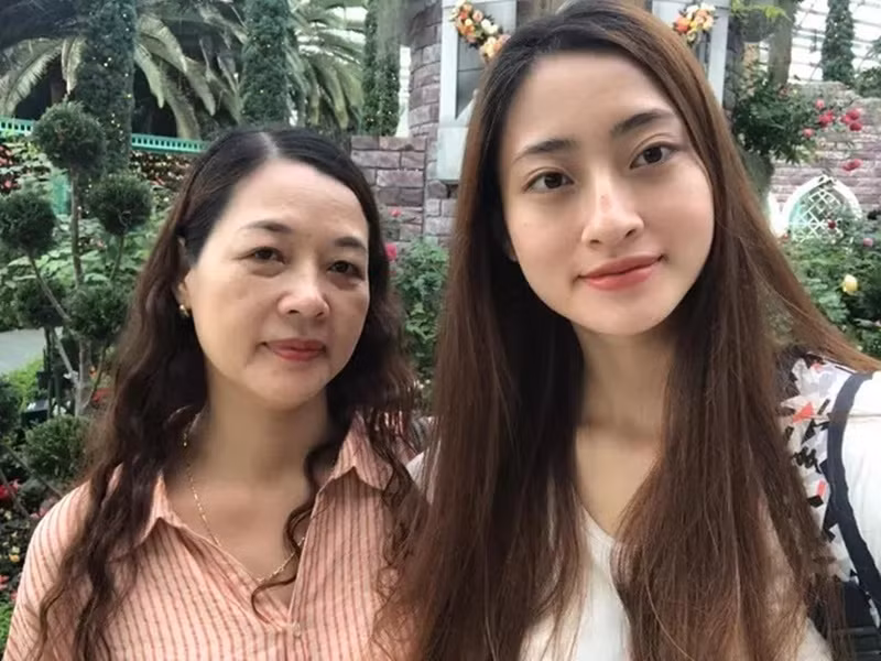 Chỉ đến khi cảm thấy bất lực và nhỏ bé, Lương Thùy Linh cũng mở lòng và khóc với mẹ. Ảnh: Vietnamnet.