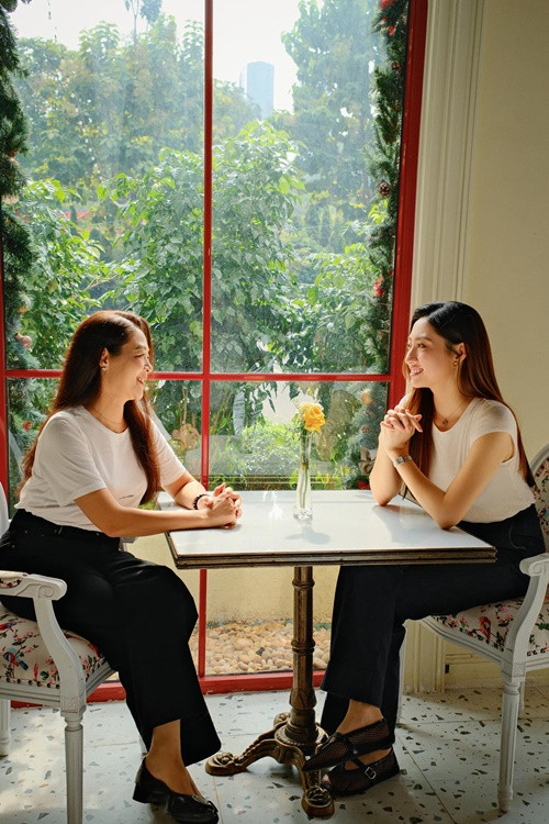 Lương Thùy Linh đăng quang Miss World Vietnam 2019, lọt top 12 Miss World 2019. Nhan sắc của mẹ cô - bà Nguyễn Thị Hương cũng gây ấn tượng. Ảnh: FB Lương Thùy Linh.