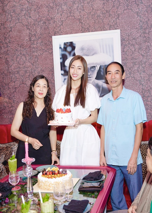 Bố mẹ hiện tại là điểm tựa vững chắc của Lương Thùy Linh. Ảnh: Dân Việt.