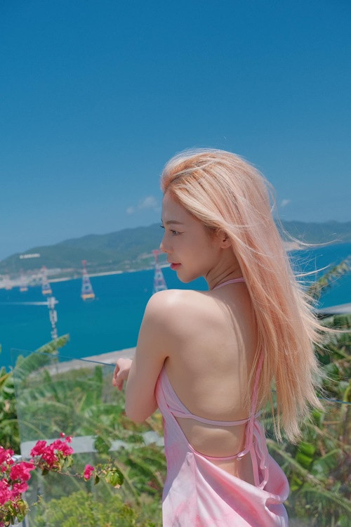 Nữ ca sĩ sinh năm 1993 quyến rũ, trẻ trung hơn. Ảnh: Liz Kim Cương.