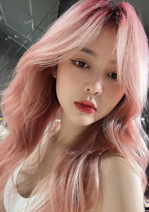 Kim Cương từng có thân hình mũm mĩm. Tuy nhiên sau thời gian dài giảm cân, nữ ca sĩ đã duy trì vóc dáng chuẩn. Ảnh: Liz Kim Cương.