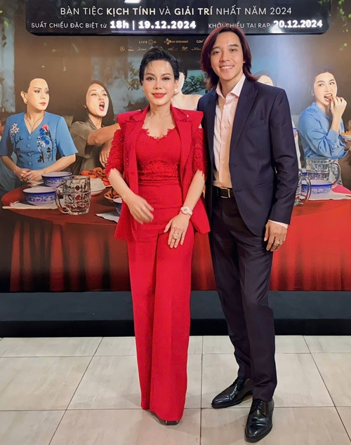 Hoài Phương là quý ông chiều vợ con nhất nhì Vbiz. Việt Hương chia sẻ trên Vietnamnet, Hoài Phương hỗ trợ cô về kinh doanh mỹ phẩm, nhà hàng từ giấy tờ, thương lượng đối tác, mua nguyên liệu, đến chuyện giá cả. Ảnh: FB Việt Hương.