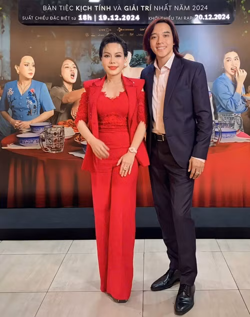 Hoài Phương là quý ông chiều vợ con nhất nhì Vbiz. Việt Hương chia sẻ trên Vietnamnet, Hoài Phương hỗ trợ cô về kinh doanh mỹ phẩm, nhà hàng từ giấy tờ, thương lượng đối tác, mua nguyên liệu, đến chuyện giá cả. Ảnh: FB Việt Hương.