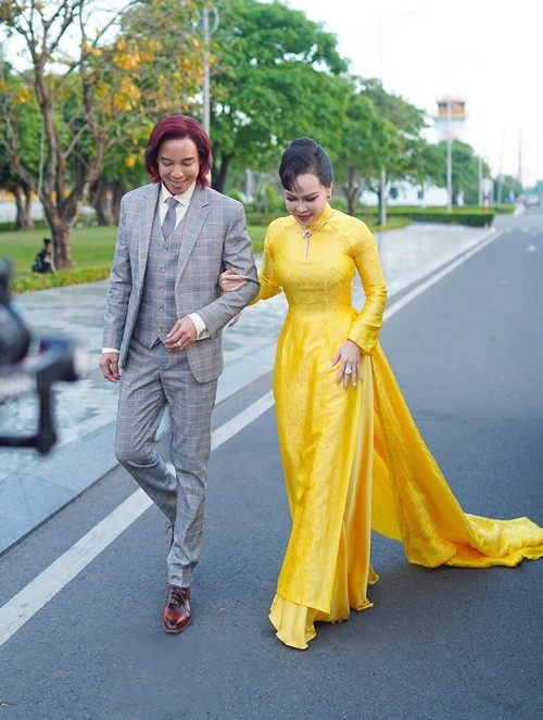 Mỗi khi biết Việt Hương phải dậy sớm lo công việc, Hoài Phương vào bếp làm đồ ăn sáng cho vợ. Khi đi ăn ngoài, Hoài Phương đều gọi cho vợ những món ăn ưng ý. Ảnh: FB Hoài Phương.