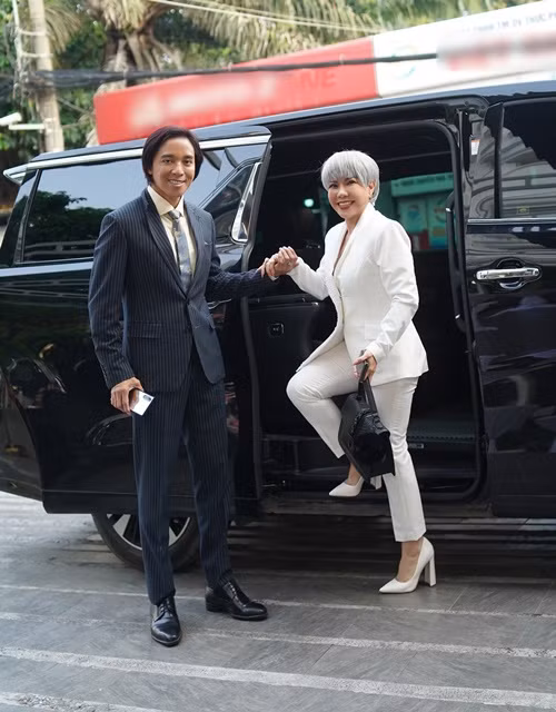 Việt Hương nhiều lần bày tỏ biết ơn vì Hoài Phương chấp nhận lùi một bước để cô được hoạt động nghệ thuật cũng như là người chồng, người cha tử tế. Ảnh: FB Hoài Phương.