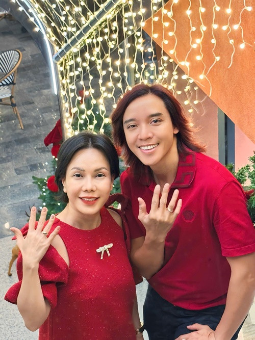 Ngày càng phong độ, Hoài Phương thường bị hiểu lầm kém tuổi Việt Hương dù anh hơn vợ 5 tuổi. Ảnh: FB Hoài Phương.