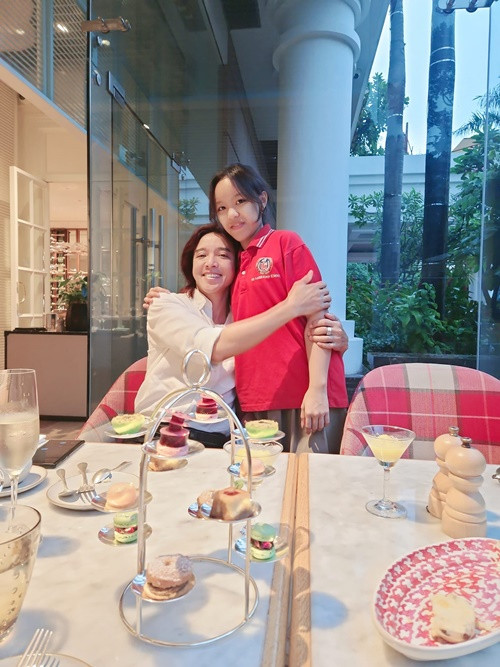 Hoài Phương chăm sóc con đến thu vén nhà cửa để Việt Hương yên tâm hoạt động nghệ thuật. Chồng Việt Hương từng tâm sự trên Người Lao Động: "Đối với con gái, tôi vừa là bố, vừa phải làm mẹ, có lúc là thầy giáo nhưng rồi cũng phải là bạn. Tôi làm được tất cả". Ảnh: FB Hoài Phương.