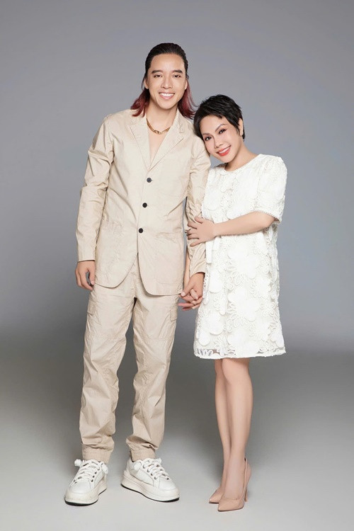 Chồng Việt Hương chăm tập thể dục, không uống bia rượu, không hút thuốc lá để giữ vẻ ngoài trẻ trung, phong độ. Ảnh: FB Hoài Phương.