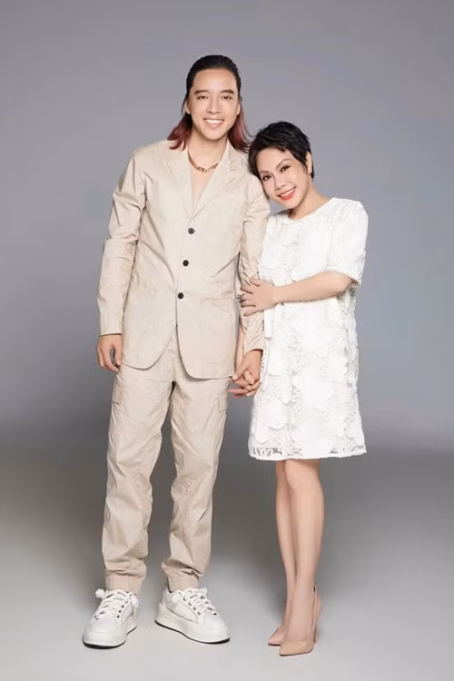 Chồng Việt Hương chăm tập thể dục, không uống bia rượu, không hút thuốc lá để giữ vẻ ngoài trẻ trung, phong độ. Ảnh: FB Hoài Phương.