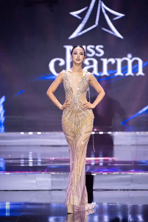 Năm 2019, Quỳnh Nga được cử là đại diện Việt Nam tại Miss Charm mùa đầu tiên. Cô đã rút khỏi cuộc thi vào tháng 11/2022 do bận kế hoạch, dự định riêng. Khi cuộc thi này chính thức diễn ra vào năm 2023, đại diện Việt Nam là Thanh Thanh Huyền. Ảnh: Fanpage Miss Charm Vietnam.
