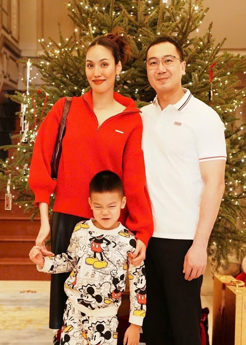 Vợ chồng Lan Khuê thường khoe ảnh gia đình trong biệt thự dịp lễ Tết, Giáng sinh. Ảnh: FB Tuấn John.