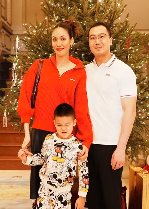 Vợ chồng Lan Khuê thường khoe ảnh gia đình trong biệt thự dịp lễ Tết, Giáng sinh. Ảnh: FB Tuấn John.