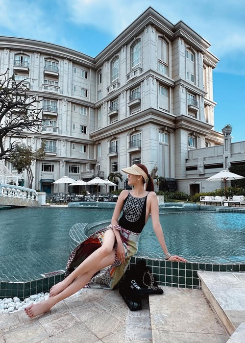 Top 11 Hoa hậu Thế giới 2015 luôn mặc sành điệu, sử dụng phụ kiện đắt đỏ. Ảnh: FB Lan Khuê.