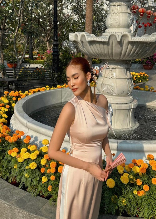 Mọi góc của căn biệt thự đều xa hoa, lộng lẫy bởi vậy đây là không gian lý tưởng để Lan Khuê chụp ảnh. Ảnh: FB Lan Khuê.