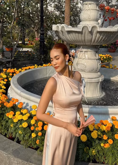 Mọi góc của căn biệt thự đều xa hoa, lộng lẫy bởi vậy đây là không gian lý tưởng để Lan Khuê chụp ảnh. Ảnh: FB Lan Khuê.