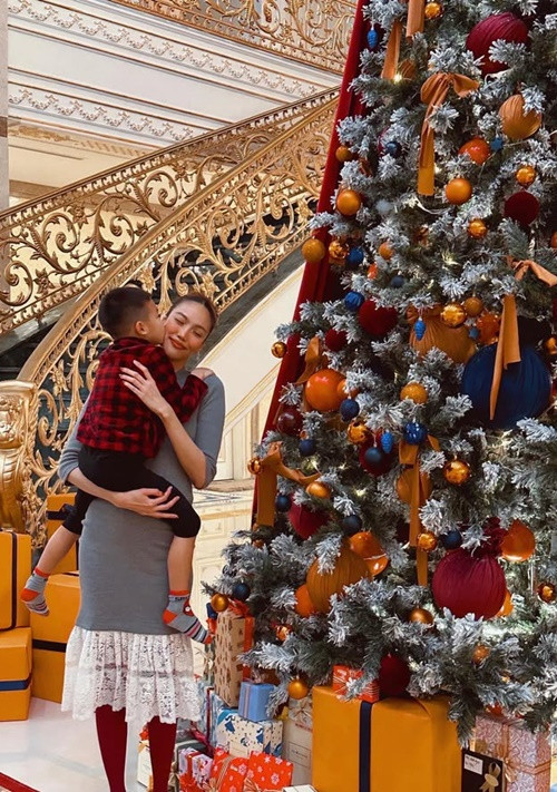 Gần đây, Lan Khuê khoe dinh thự ngập tràn không khí Giáng sinh. Ảnh: FB Lan Khuê.