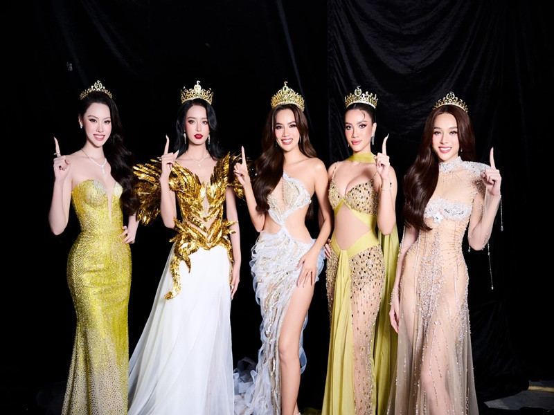 Tâm Như bên Hoa hậu Lê Hoàng Phương và 3 Á hậu sau 1 năm tham gia cuộc thi Hoa hậu Hòa bình Việt Nam.