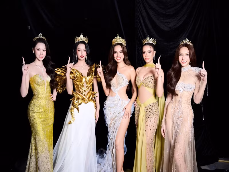 Tâm Như bên Hoa hậu Lê Hoàng Phương và 3 Á hậu sau 1 năm tham gia cuộc thi Hoa hậu Hòa bình Việt Nam.